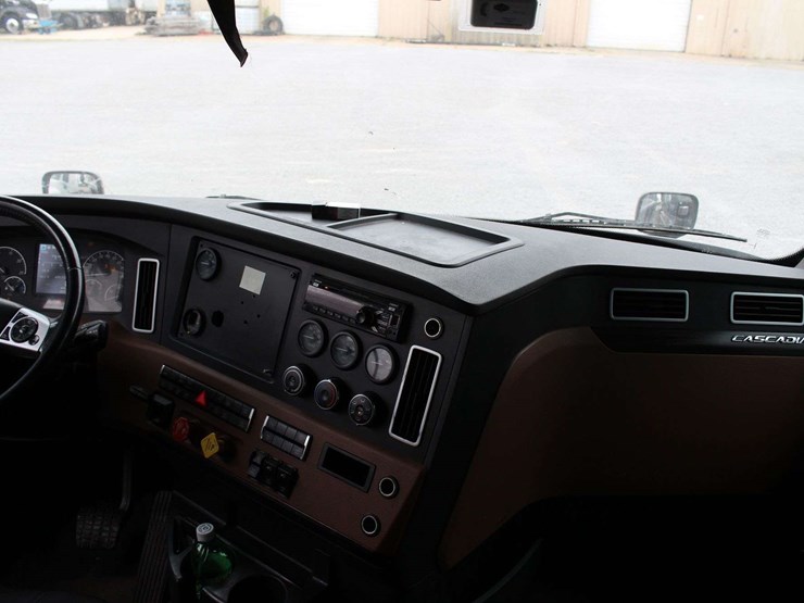 2020-freightliner-cascadia-126-image-40
