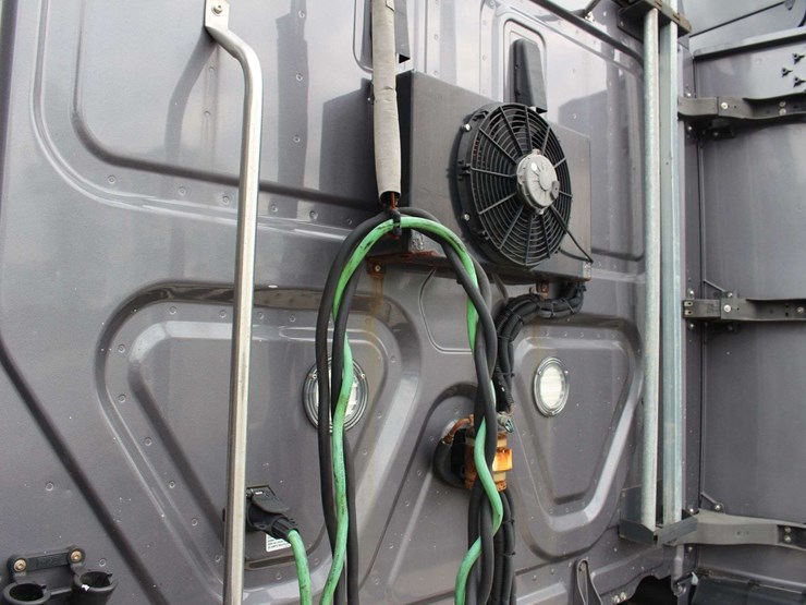 2020-freightliner-cascadia-126-image-23