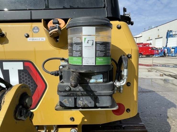 2021-caterpillar-d2-image-24