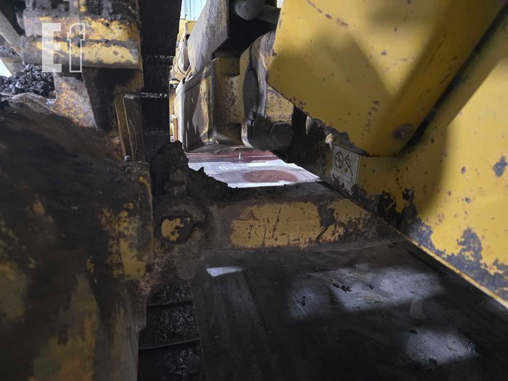 2011-caterpillar-d6t-xw-image-29