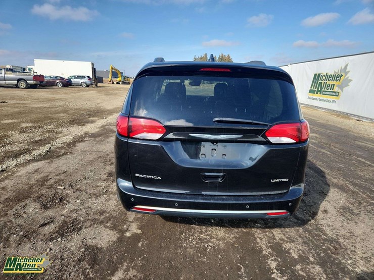 2017-chrysler-pacifica-image-24