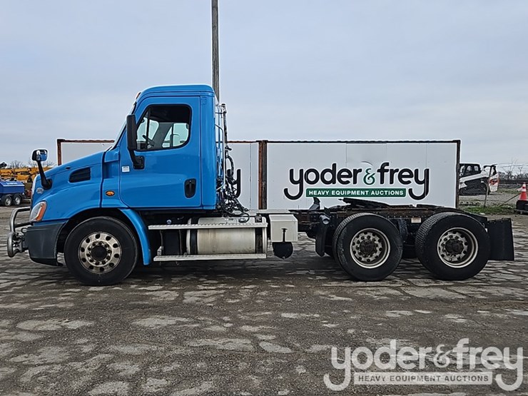 2016-freightliner-cascadia-113-image-11