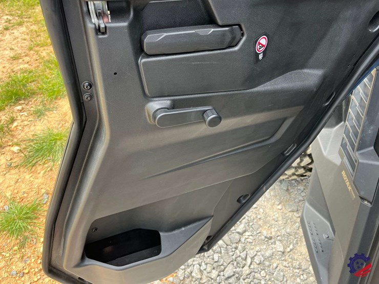 2026-can-am-defender-limited-hd11-triple-image-87