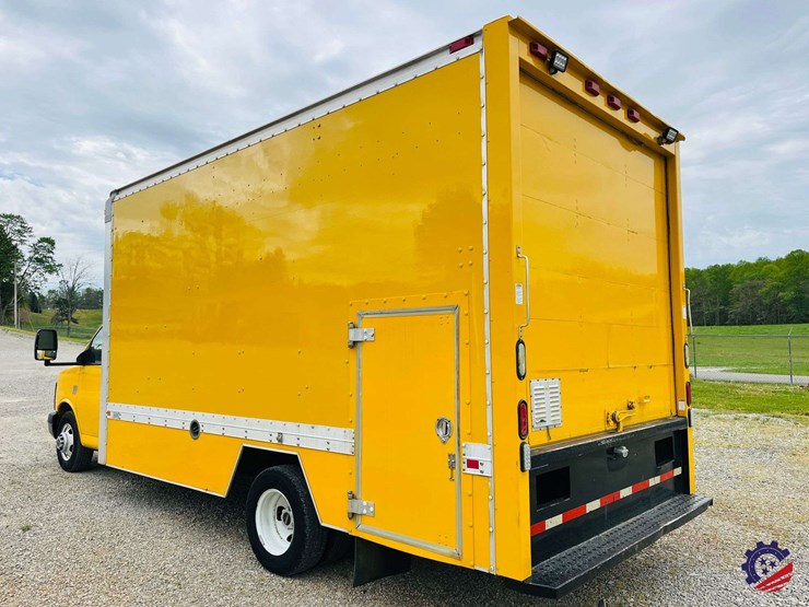 2009-gmc-savana-s/a-enclosed-roadside-service-truck-image-3