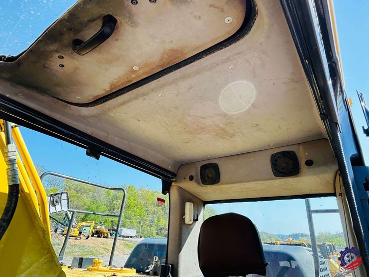 2015-komatsu-pc210-lc-image-19