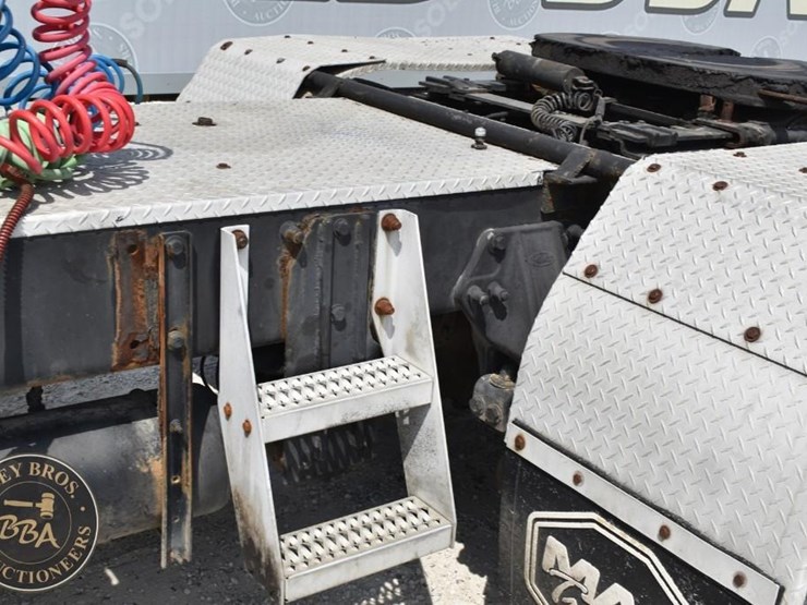 2005-peterbilt-385-image-16