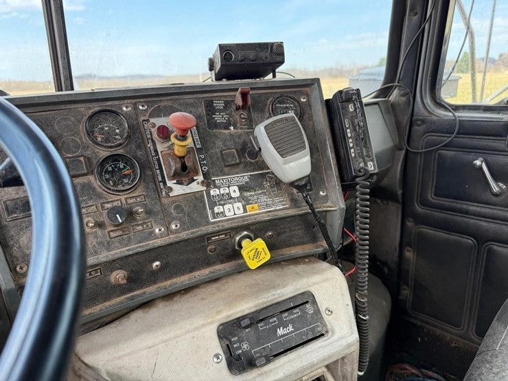 1991-mack-dm690s-image-16