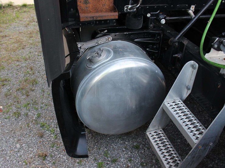 2019-peterbilt-579-image-7