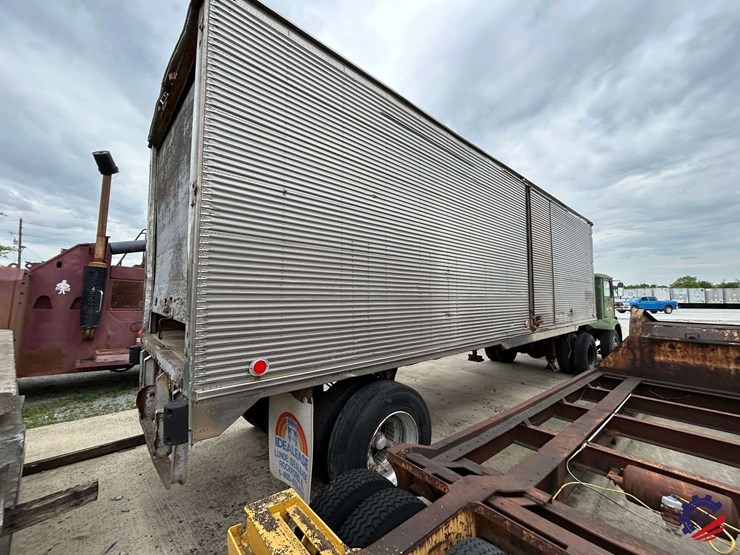 antique-bullnose-28ft-s/a-pup-trailer-image-6