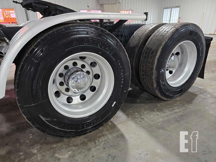 2016-kenworth-t880-image-23