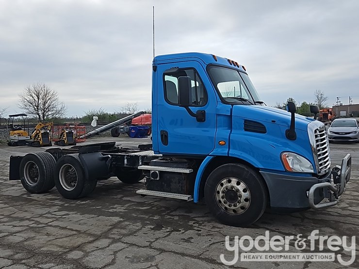 2016-freightliner-cascadia-113-image-13