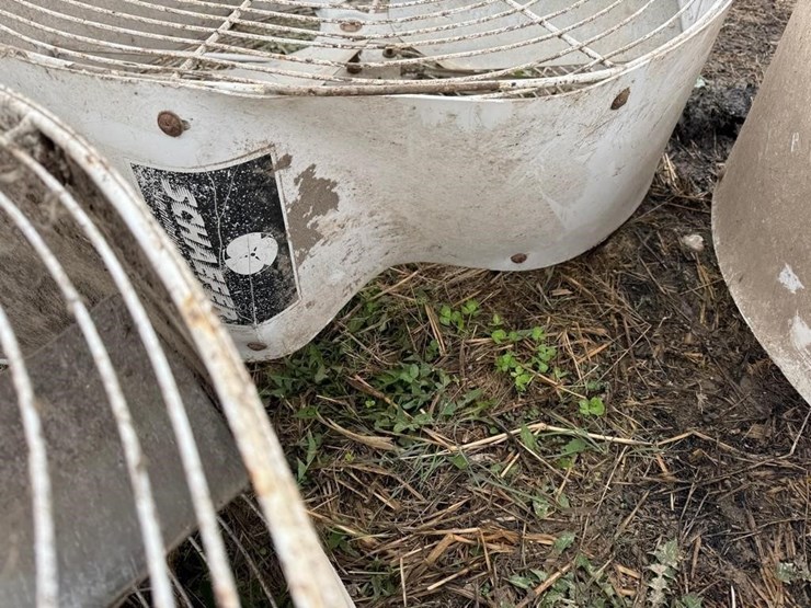 (4)-schaefer-36"-barn-fans-image-5