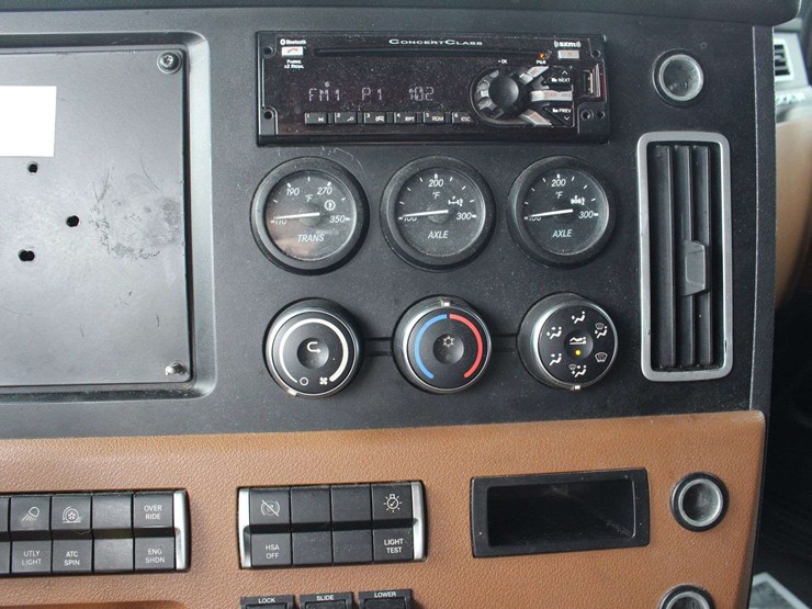 2020-freightliner-cascadia-126-image-32