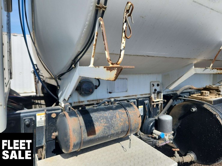 2004-peterbilt-330-image-42