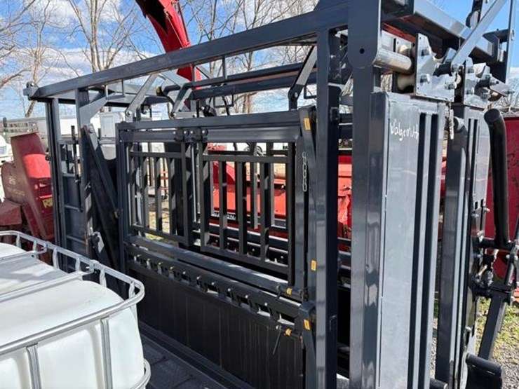 mechanical-squeeze-chute-image-3