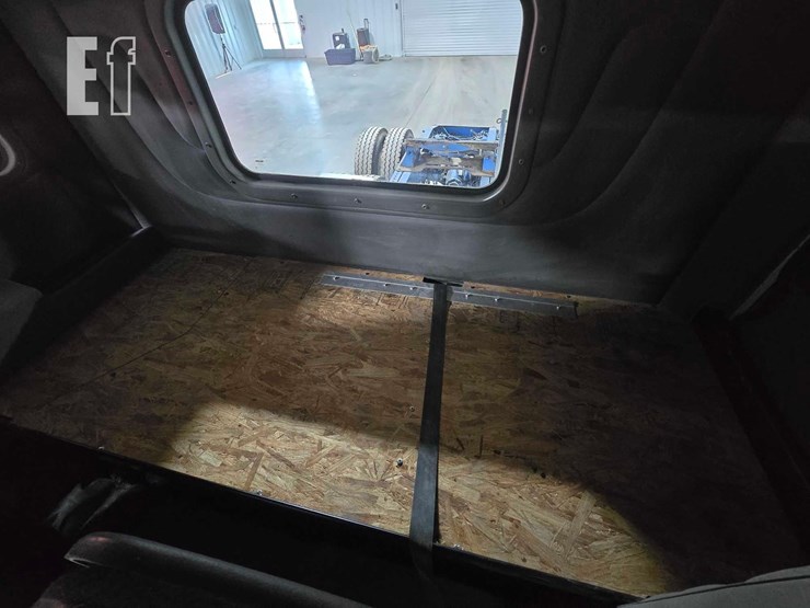 2009-peterbilt-367-image-16