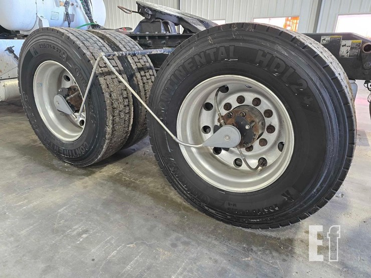 2013-peterbilt-384-image-22