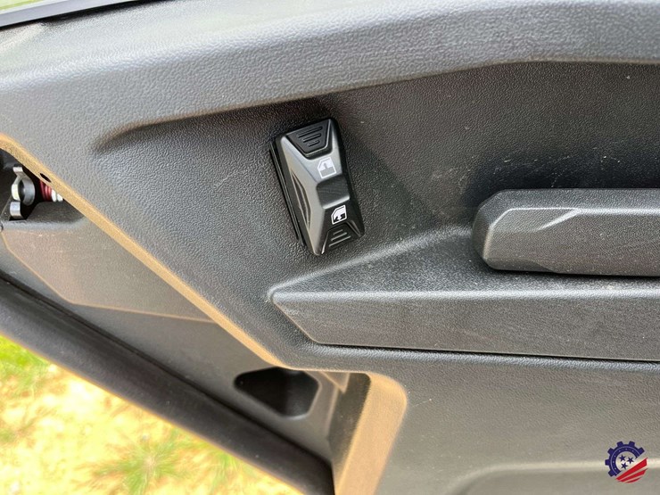 2026-can-am-defender-limited-hd11-triple-image-82