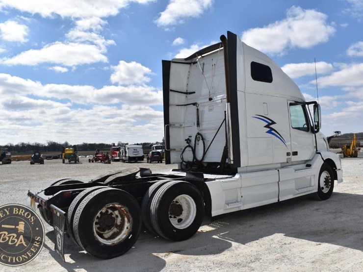 2015-volvo-vnl64t670-image-7