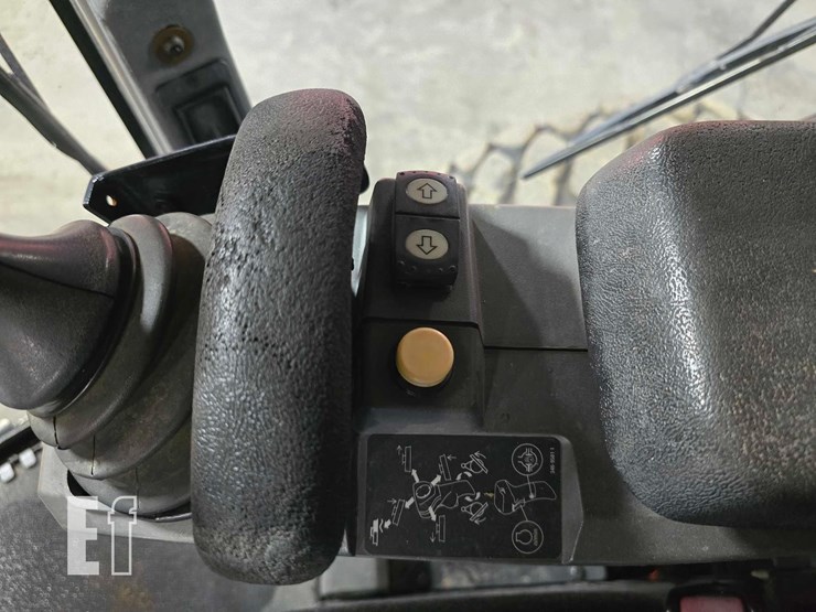 2011-caterpillar-140m2-image-20