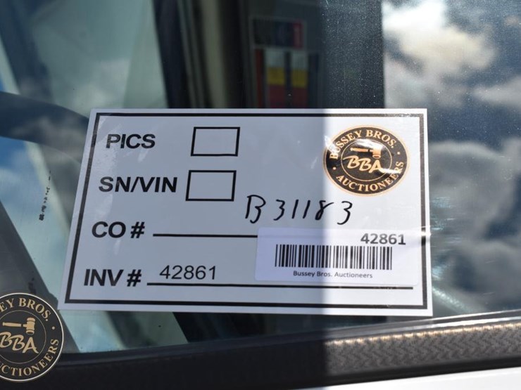 2015-volvo-vnl64t670-image-53