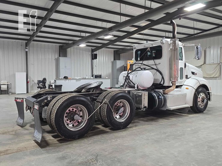 2013-peterbilt-384-image-3