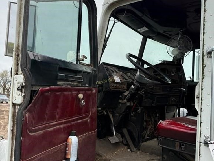 1999-freightliner-fld112-image-11