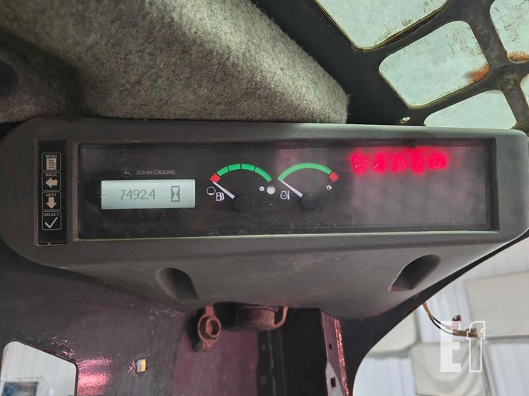 2015-deere-318e-image-17