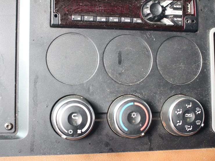 2019-freightliner-cascadia-126-image-39