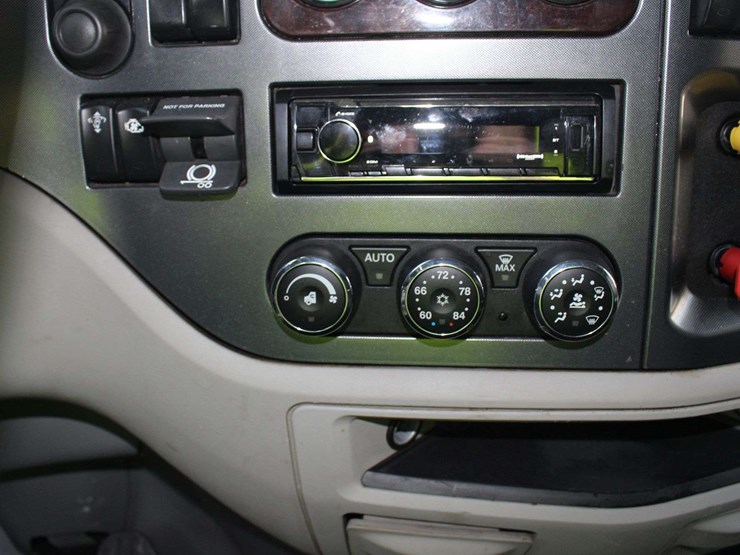 2019-peterbilt-579-image-26