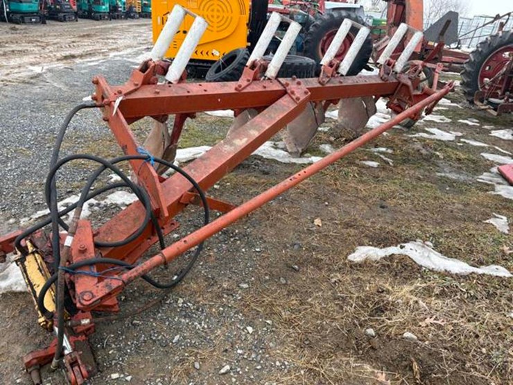 international-710-image-4