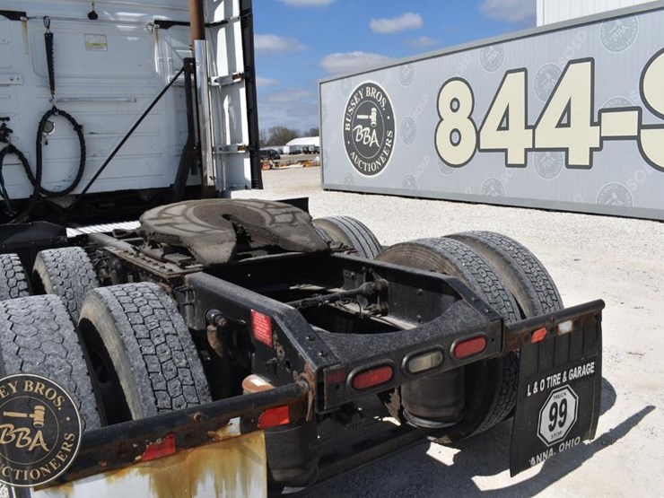 2015-volvo-vnl64t670-image-17