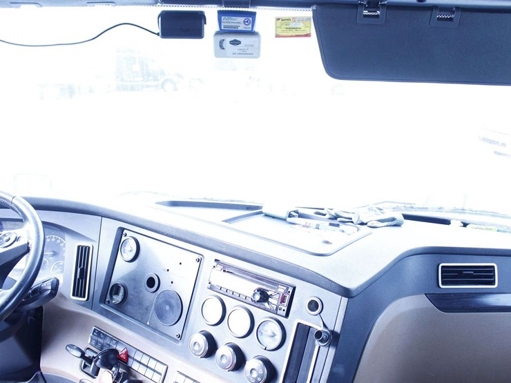 2018-freightliner-cascadia-126-image-30