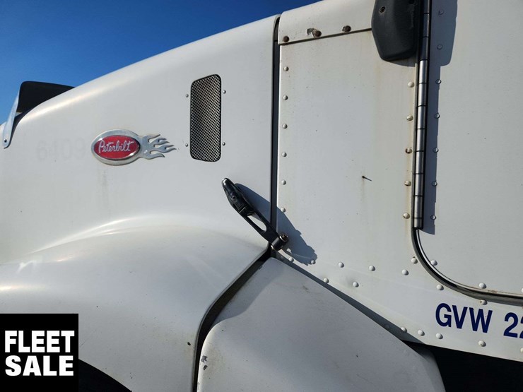 2005-peterbilt-385-image-43