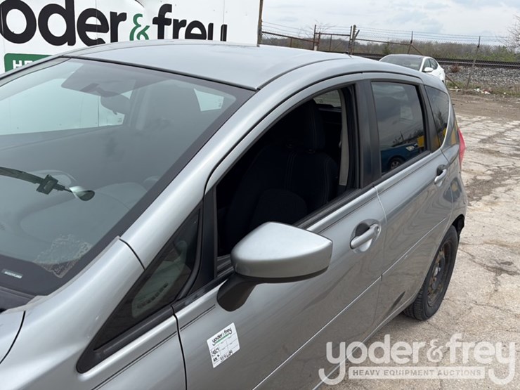 2015-nissan-versa-image-9