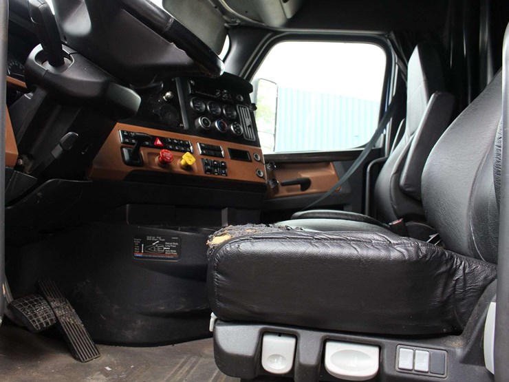 2019-freightliner-cascadia-pt126sl-3akjhhdr0kskl2228-mileage:-688348-image-25