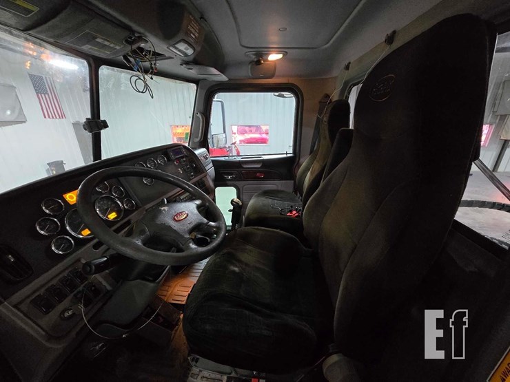 2013-peterbilt-384-image-9