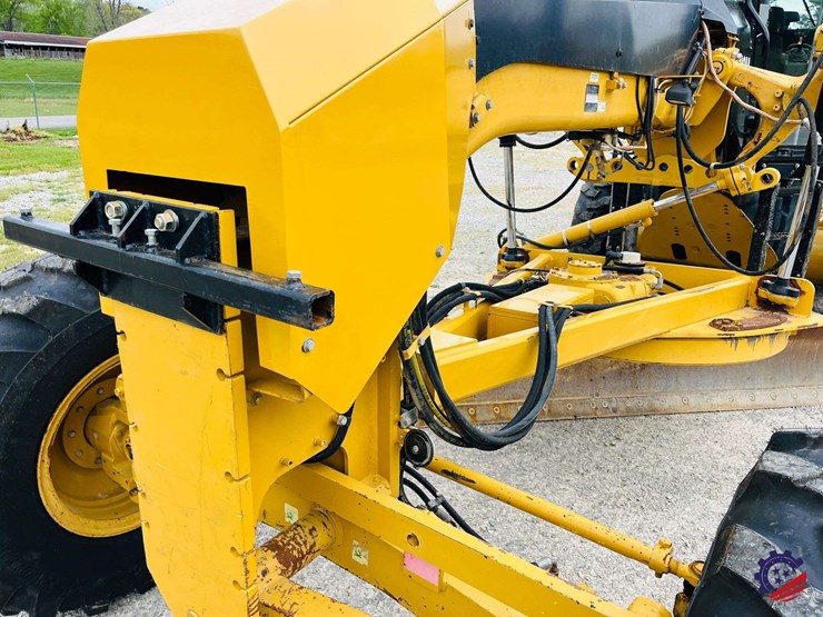 2010-caterpillar-120m-image-33