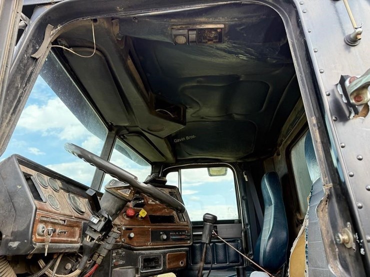 1990-freightliner-fld112-straight-truck-image-12