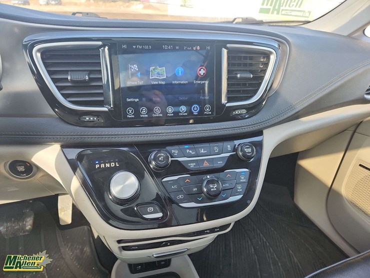 2017-chrysler-pacifica-image-12