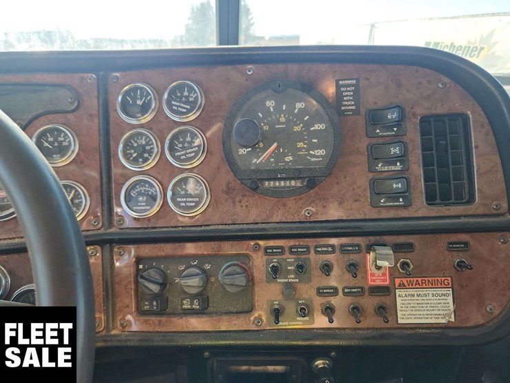 2005-peterbilt-385-image-14