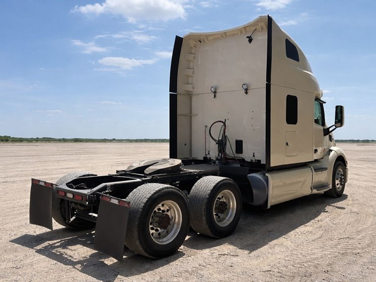 2022-peterbilt-579-image-2