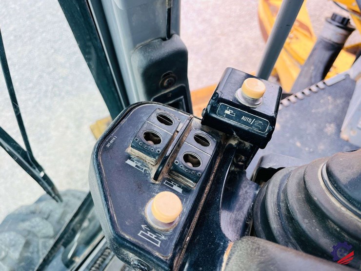 2010-caterpillar-120m-image-141