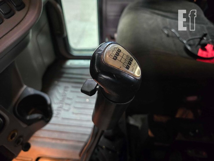 2013-peterbilt-384-image-15