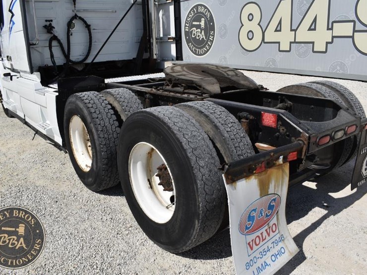 2015-volvo-vnl64t670-image-16