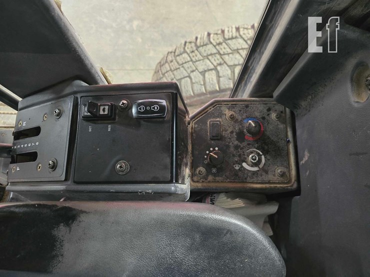 2009-deere-770g-image-19