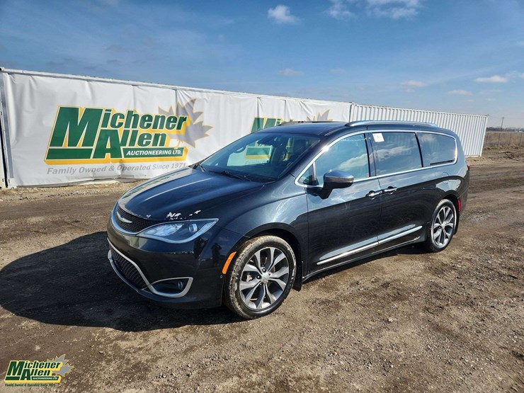 2017-chrysler-pacifica-image-1