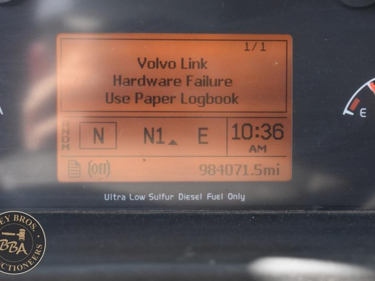 2015-volvo-vnl64t670-image-36