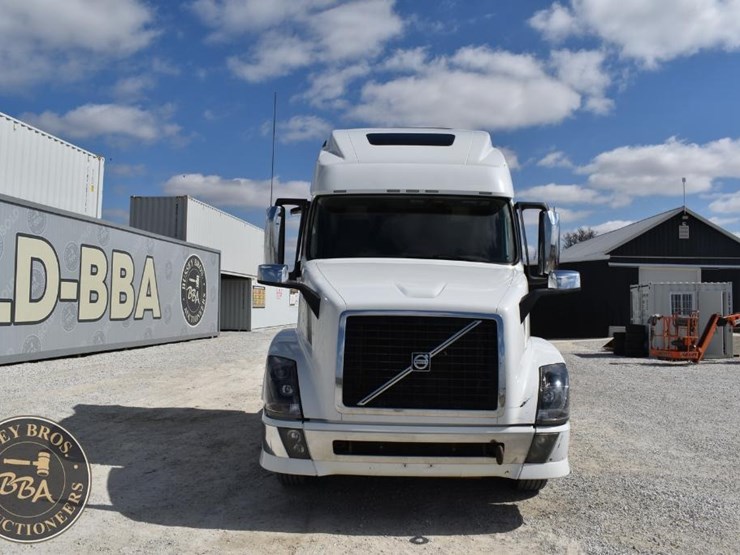 2015-volvo-vnl64t670-image-11