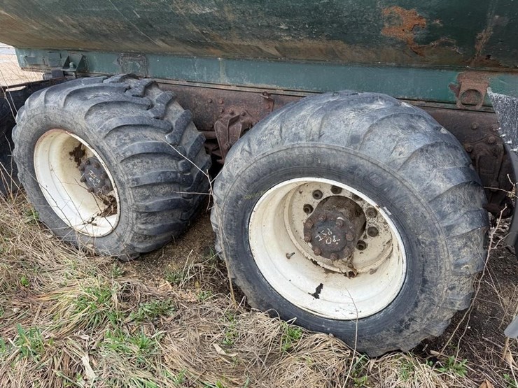 1988-white-gmc-volvo-manure-truck-image-6